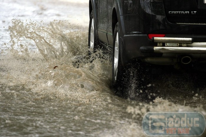Vào đầu giờ sáng, ở một số đoạn đường, nước mưa có thể ngập đến gần nửa bánh ô tô